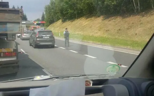 Na průtahu Libercem havarovala Octavie, auto po nárazu skončilo na střeše.