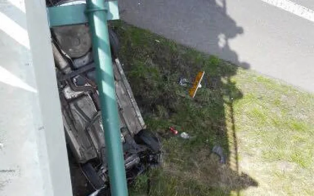 Na průtahu Libercem havarovala Octavie, auto po nárazu skončilo na střeše.