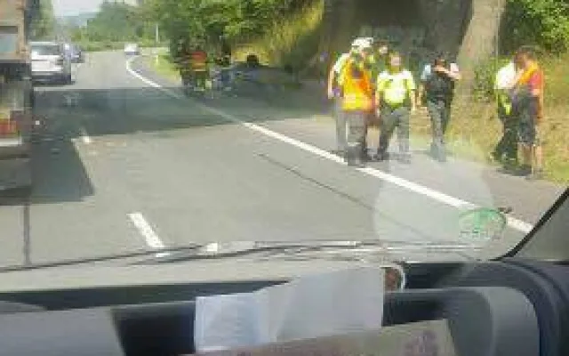 Na průtahu Libercem havarovala Octavie, auto po nárazu skončilo na střeše.