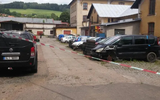 Po požáru na autovrakovišti mají dva muži popáleniny, jeden z nich navrtal nádrž.