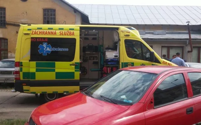 Po požáru na autovrakovišti mají dva muži popáleniny, jeden z nich navrtal nádrž.