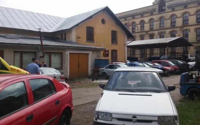 Po požáru na autovrakovišti mají dva muži popáleniny, jeden z nich navrtal nádrž.