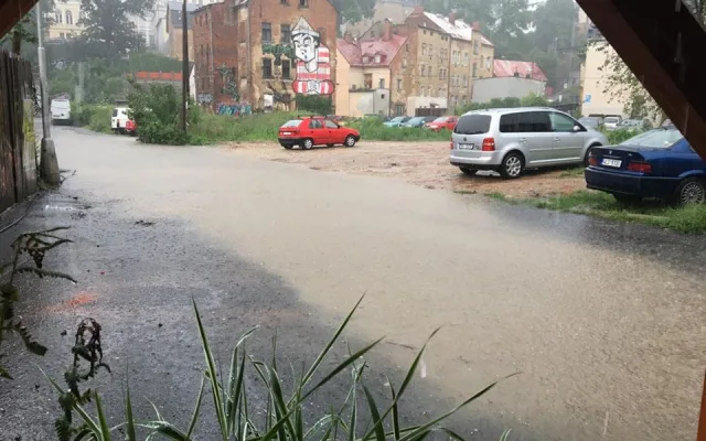 Déšť komplikoval dopravu v Liberci, voda zaplavila několik ulic v centru města.