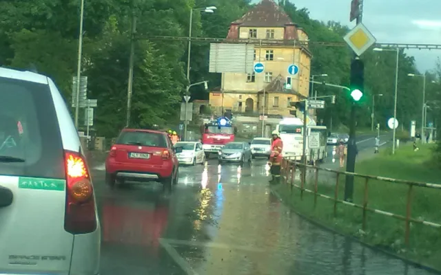 Déšť komplikoval dopravu v Liberci, voda zaplavila několik ulic v centru města.