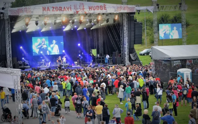 Benátská! odstartovala Večírkem pro nedočkavé. V areálu se vystřídali čeští a slovenští interpreti.