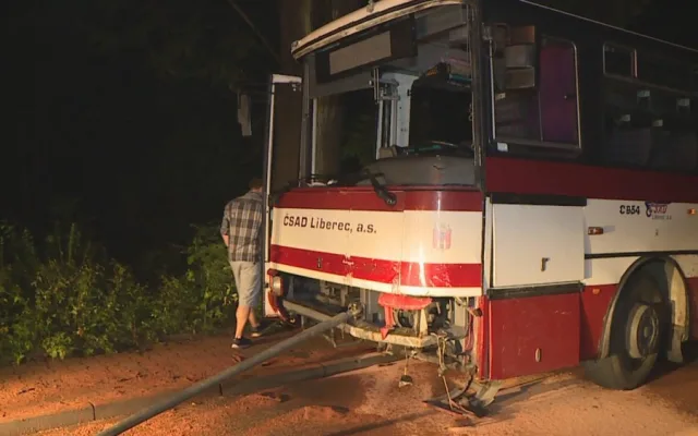 Dodávka kapely Wohnout se při cestě z Benátské! střetla s autobusem.