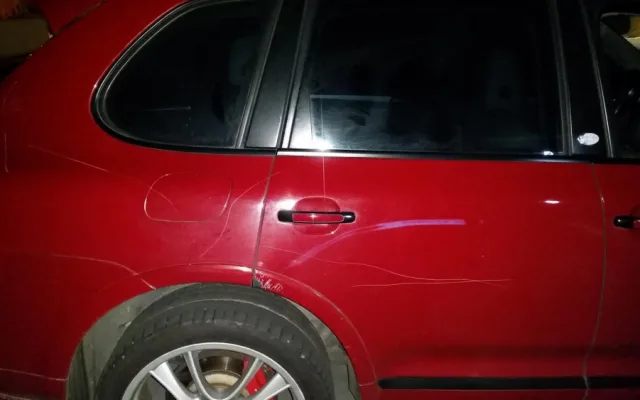 Neznámý vandal se vyřádil na luxusním Porsche. Škoda je 150 tisíc korun.