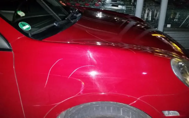 Neznámý vandal se vyřádil na luxusním Porsche. Škoda je 150 tisíc korun.