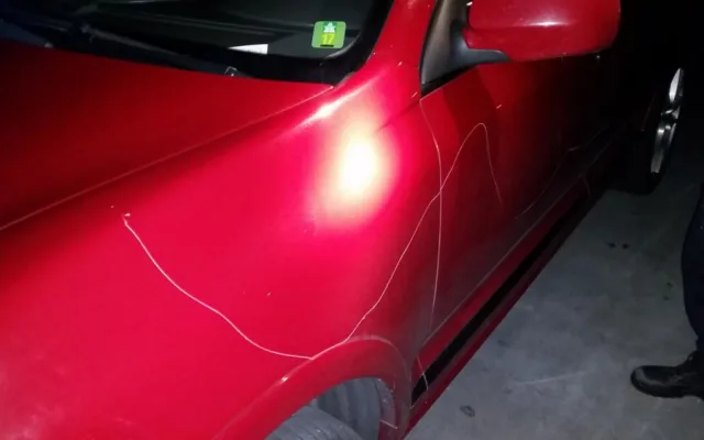 Neznámý vandal se vyřádil na luxusním Porsche. Škoda je 150 tisíc korun.