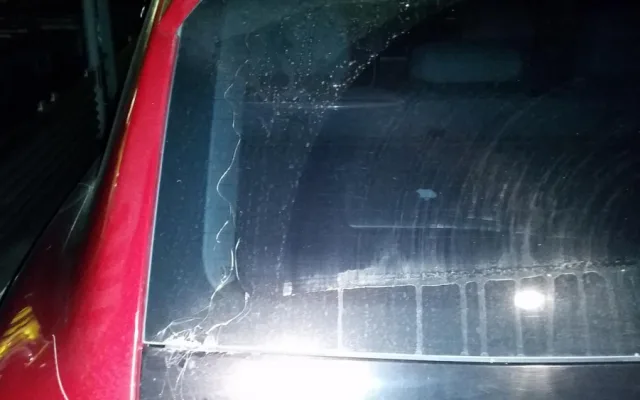 Neznámý vandal se vyřádil na luxusním Porsche. Škoda je 150 tisíc korun.