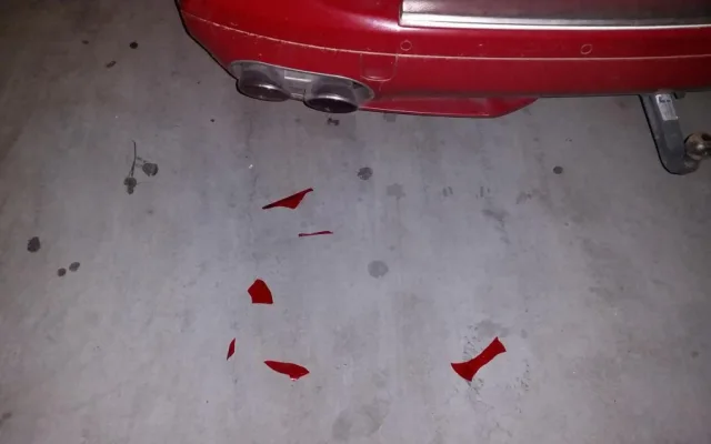 Neznámý vandal se vyřádil na luxusním Porsche. Škoda je 150 tisíc korun.