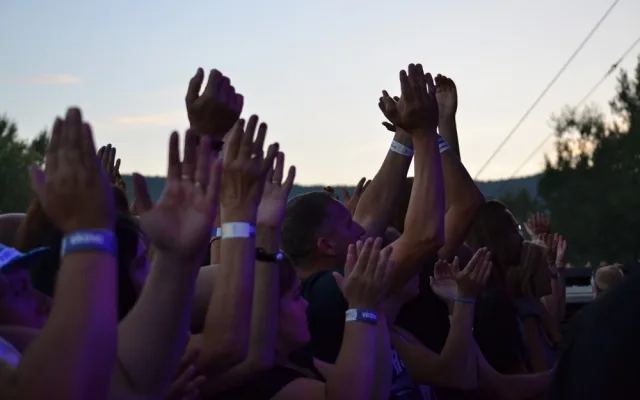 Status Quo po osmi letech v Liberci. Vesecký areál aplaudoval tříakordovému boogie.