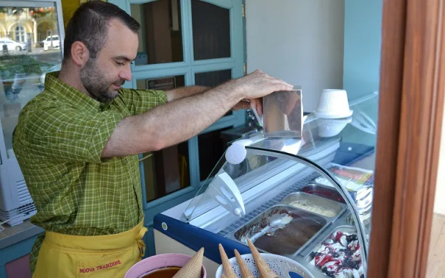 Liberecký zmrzlinář vyrábí mraženou pochoutku tradičním způsobem ze žloutků, smetany a regionálních produktů.
