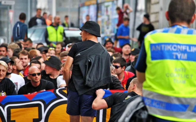 Libercem prošel pochod fanoušků Sparty, na stadion je doprovodila policie.