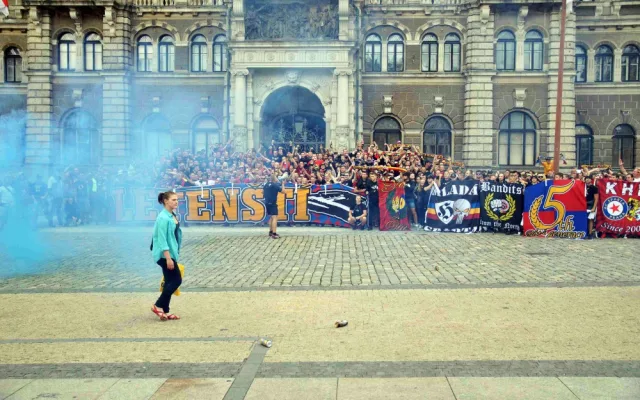 Libercem prošel pochod fanoušků Sparty, na stadion je doprovodila policie.