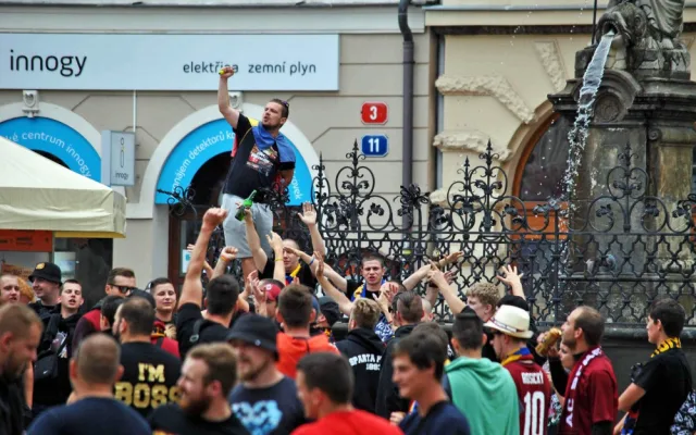 Libercem prošel pochod fanoušků Sparty, na stadion je doprovodila policie.