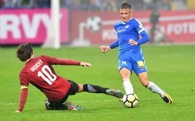 Sparta v Liberci opět zaváhala. Slovan dokázal v devíti hráčích vybojovat remízu 1:1.