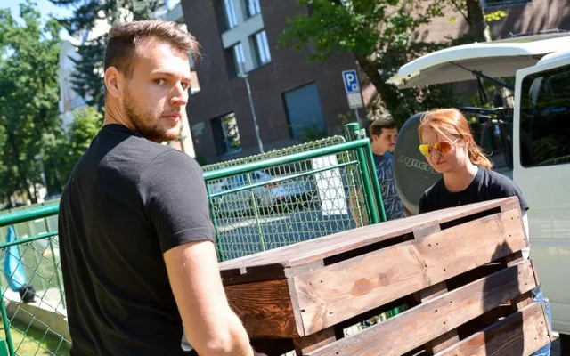 Studenti otevřeli park VOČA v Komenského ulici. Zanedbaný pozemek se změnil k nepoznání.