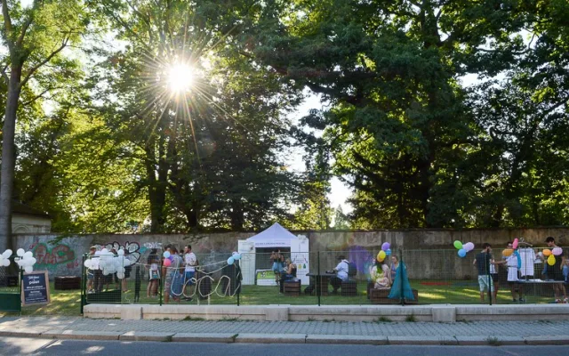 Studenti otevřeli park VOČA v Komenského ulici. Zanedbaný pozemek se změnil k nepoznání.