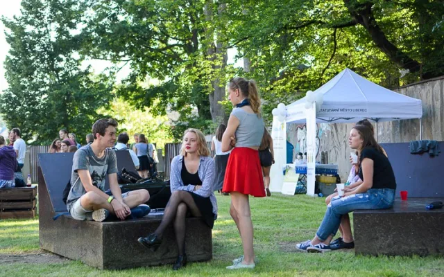 Studenti otevřeli park VOČA v Komenského ulici. Zanedbaný pozemek se změnil k nepoznání.