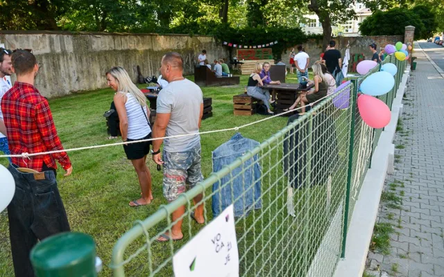 Studenti otevřeli park VOČA v Komenského ulici. Zanedbaný pozemek se změnil k nepoznání.