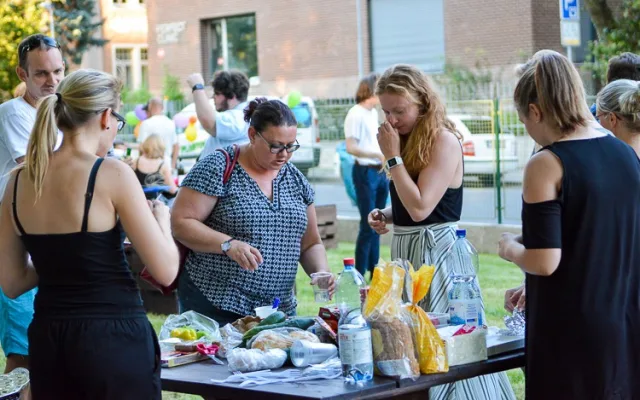 Studenti otevřeli park VOČA v Komenského ulici. Zanedbaný pozemek se změnil k nepoznání.