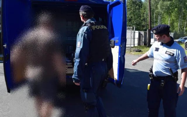 Policisté odhalili čtyři nelegálně zaměstnané cizince ve výrobně ve Frýdlantu.