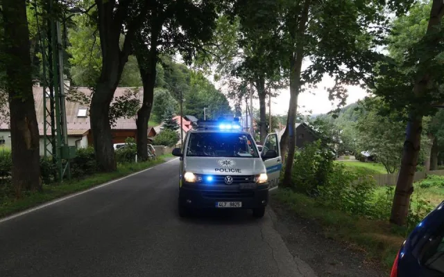 Řidič zdemoloval své auto o zábradlí v Oldřichově, nehoda se obešla bez zranění.