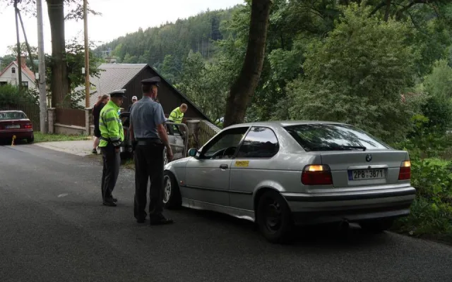 Řidič zdemoloval své auto o zábradlí v Oldřichově, nehoda se obešla bez zranění.