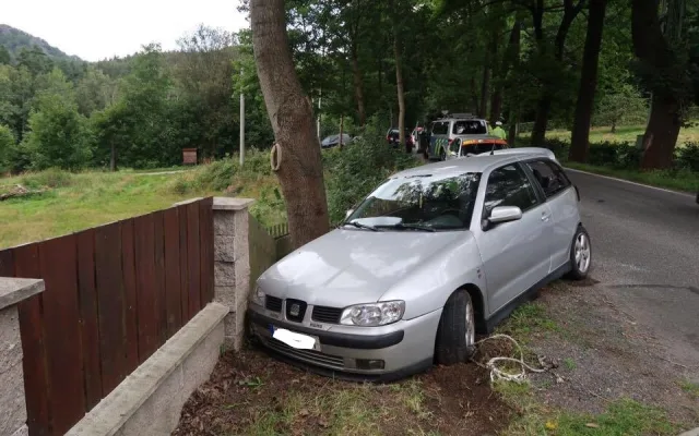 Řidič zdemoloval své auto o zábradlí v Oldřichově, nehoda se obešla bez zranění.