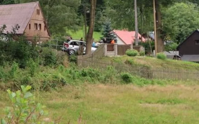 Řidič zdemoloval své auto o zábradlí v Oldřichově, nehoda se obešla bez zranění.