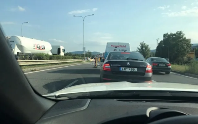 Průtah na Prahu stál.