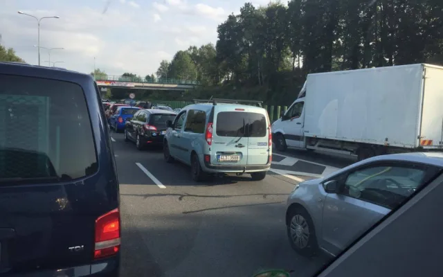 Průtah na Prahu stál.