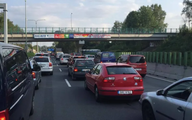 Průtah na Prahu stál.