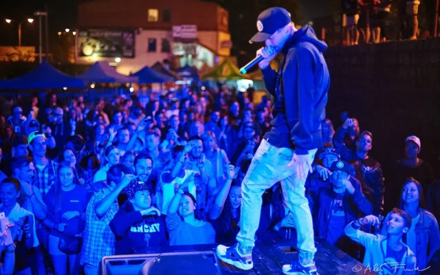 Multižánrový 4. ročník festivalu u "Kojota" klepe na dveře. Přijď si zasoutěžit v pojídání Burgerů již tento víkend.