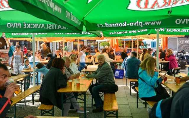 Na Libereckém pivním festivalu tekl zlatavý mok proudem, vytočilo se více než 13 tisíc piv.