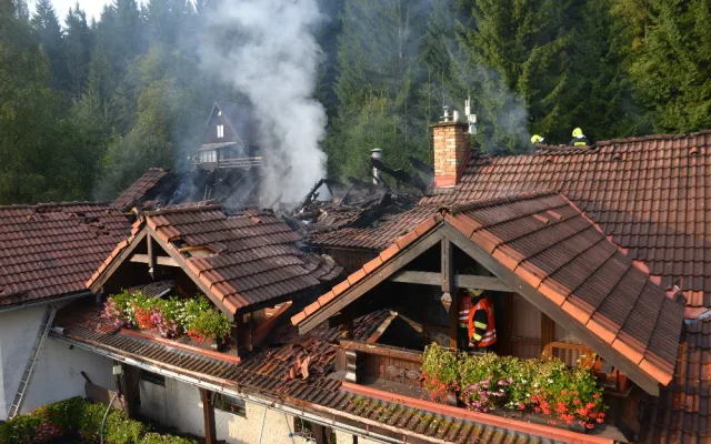V Harrachově hořel ve středu odpoledne penzion, škoda je půl druhého milionu.