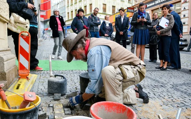 Tragické osudy Židů připomínají v Liberci další kameny.