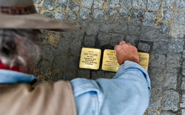 Tragické osudy Židů připomínají v Liberci další kameny.