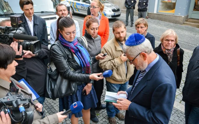 Tragické osudy Židů připomínají v Liberci další kameny.