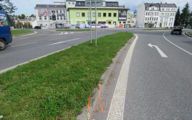 Kolo utržené z přívěsu se zastavilo o zaparkované auto, nikoho nezranilo