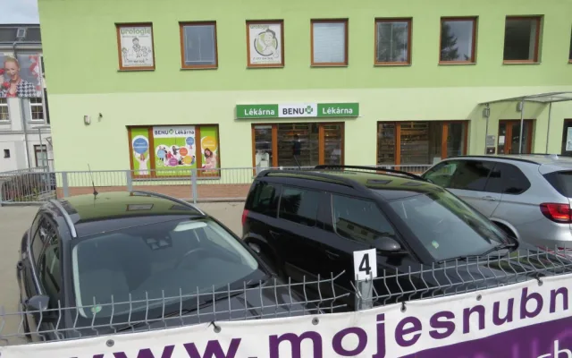 Kolo utržené z přívěsu se zastavilo o zaparkované auto, nikoho nezranilo.