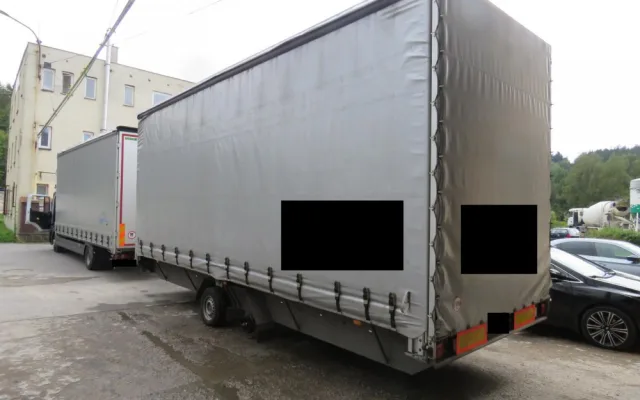 Kolo utržené z přívěsu se zastavilo o zaparkované auto, nikoho nezranilo.