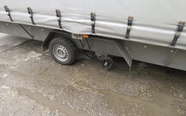 Kolo utržené z přívěsu se zastavilo o zaparkované auto, nikoho nezranilo.