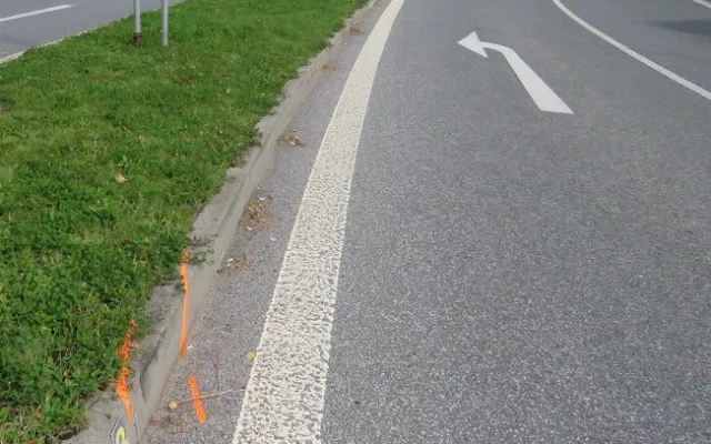 Kolo utržené z přívěsu se zastavilo o zaparkované auto, nikoho nezranilo.