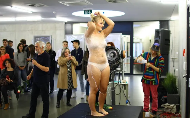 Modelka oblečená do nanaovláken.