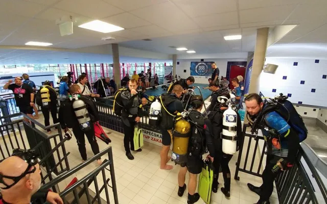 V plaveckém bazénu v Liberci se podařilo překonat český rekord v počtu potápěčů, kteří byli najednou v potápěčské věži.
