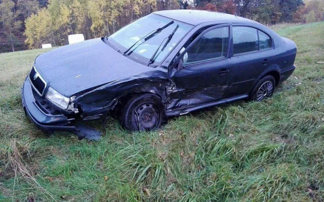 Další nehoda ve Lvové. Střet dvou osobních aut si vyžádal dvě zraněné osoby.