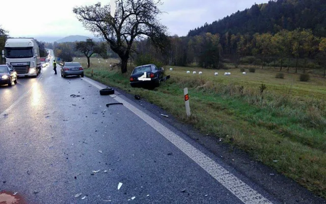 Další nehoda ve Lvové. Střet dvou osobních aut si vyžádal dvě zraněné osoby.