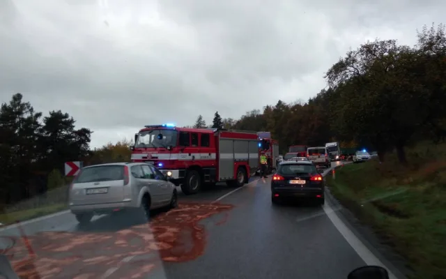 Další nehoda ve Lvové. Střet dvou osobních aut si vyžádal dvě zraněné osoby.